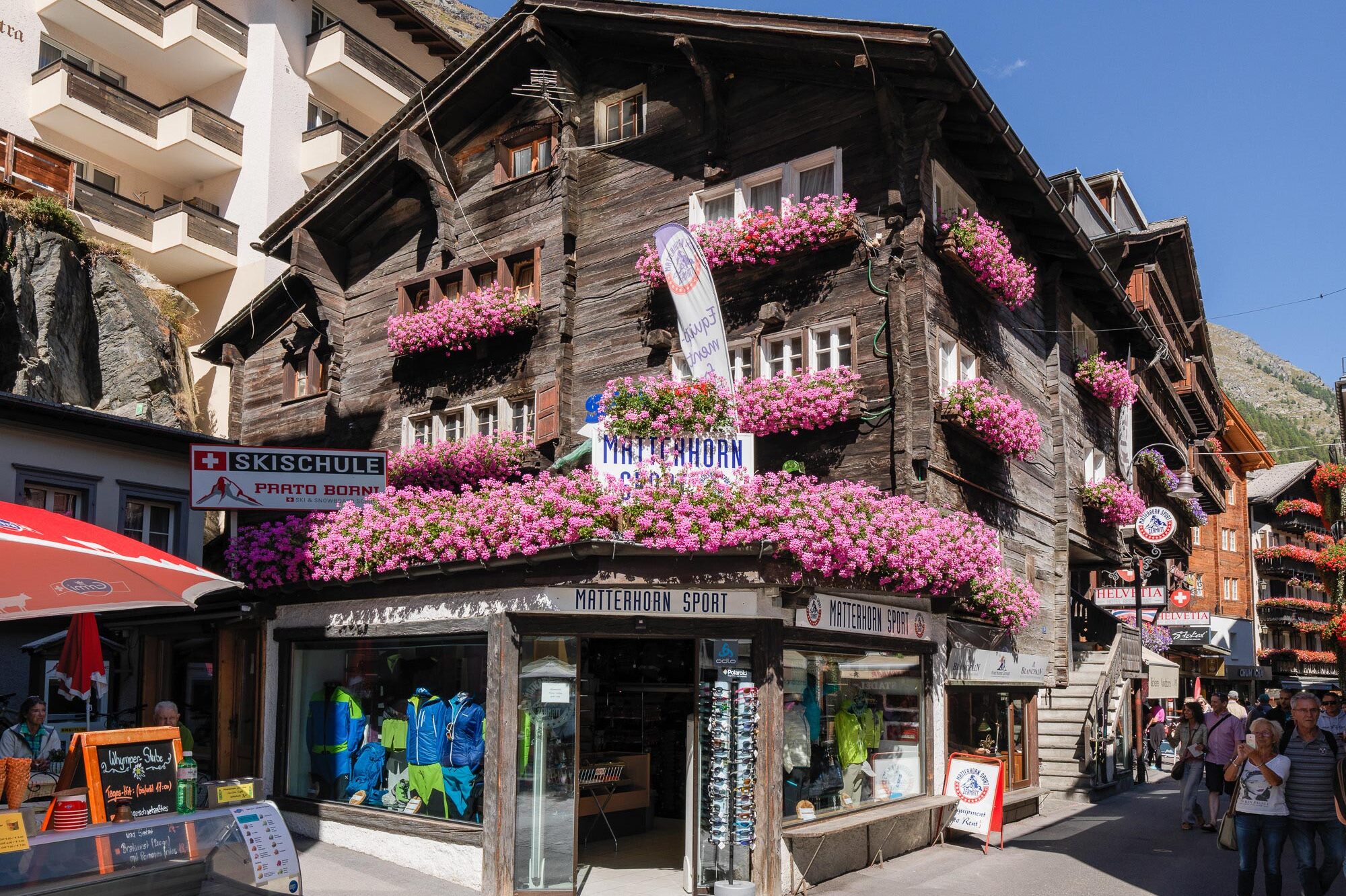 Unser Sportgeschäft an der Bahnhofstrasse in Zermatt von aussen.